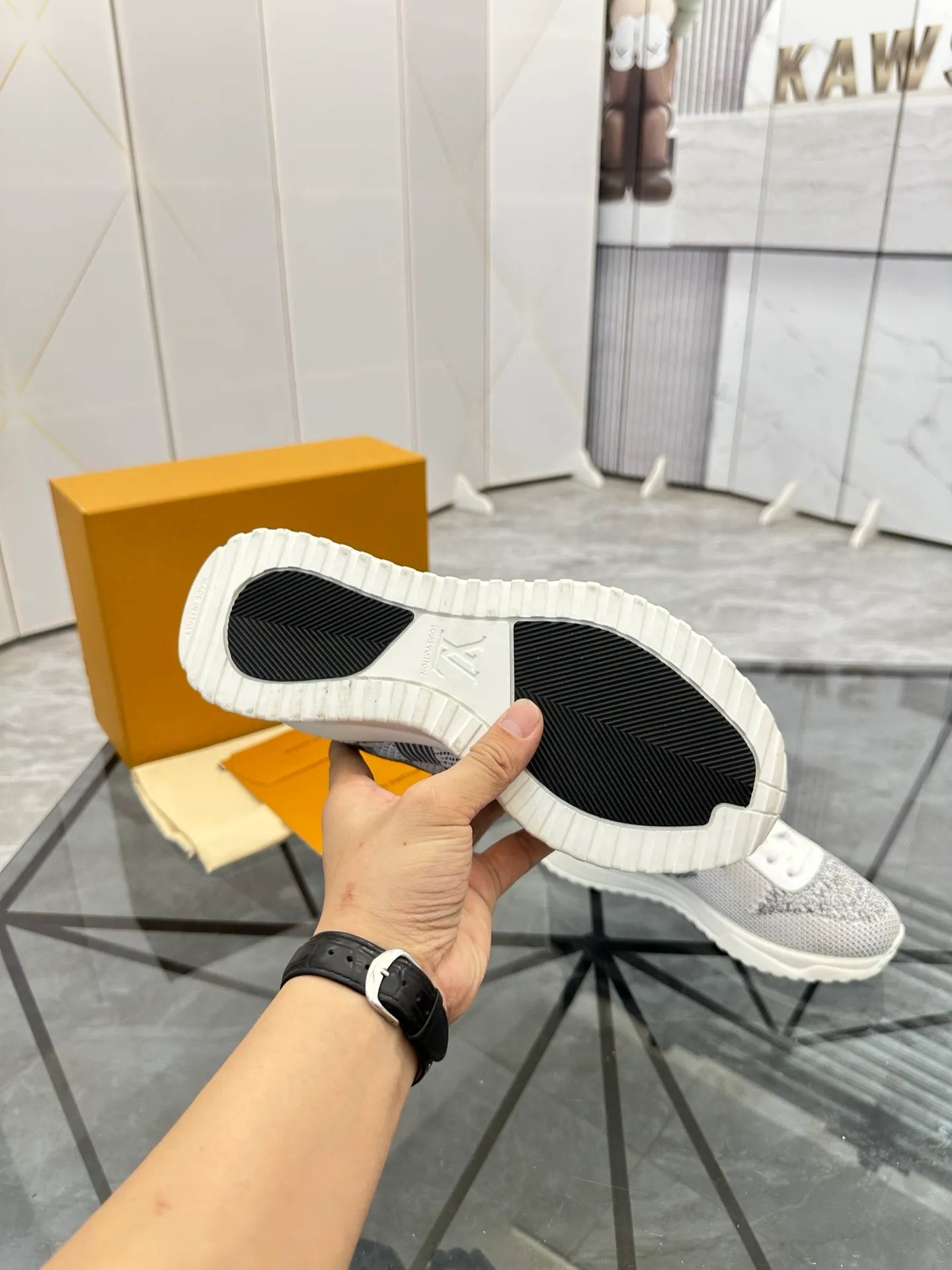 Men's shoes for sale💰: 💰P560¥ High-end quality Product trademark: LV* "Louis Vuitton*" low-top sneakers Regular size: 38-44 (can be customized to 45.46.) Product materials: imported breathable fly knit upper, breathable lining, original raw rubber translucent combination outsole. Number: 2068
